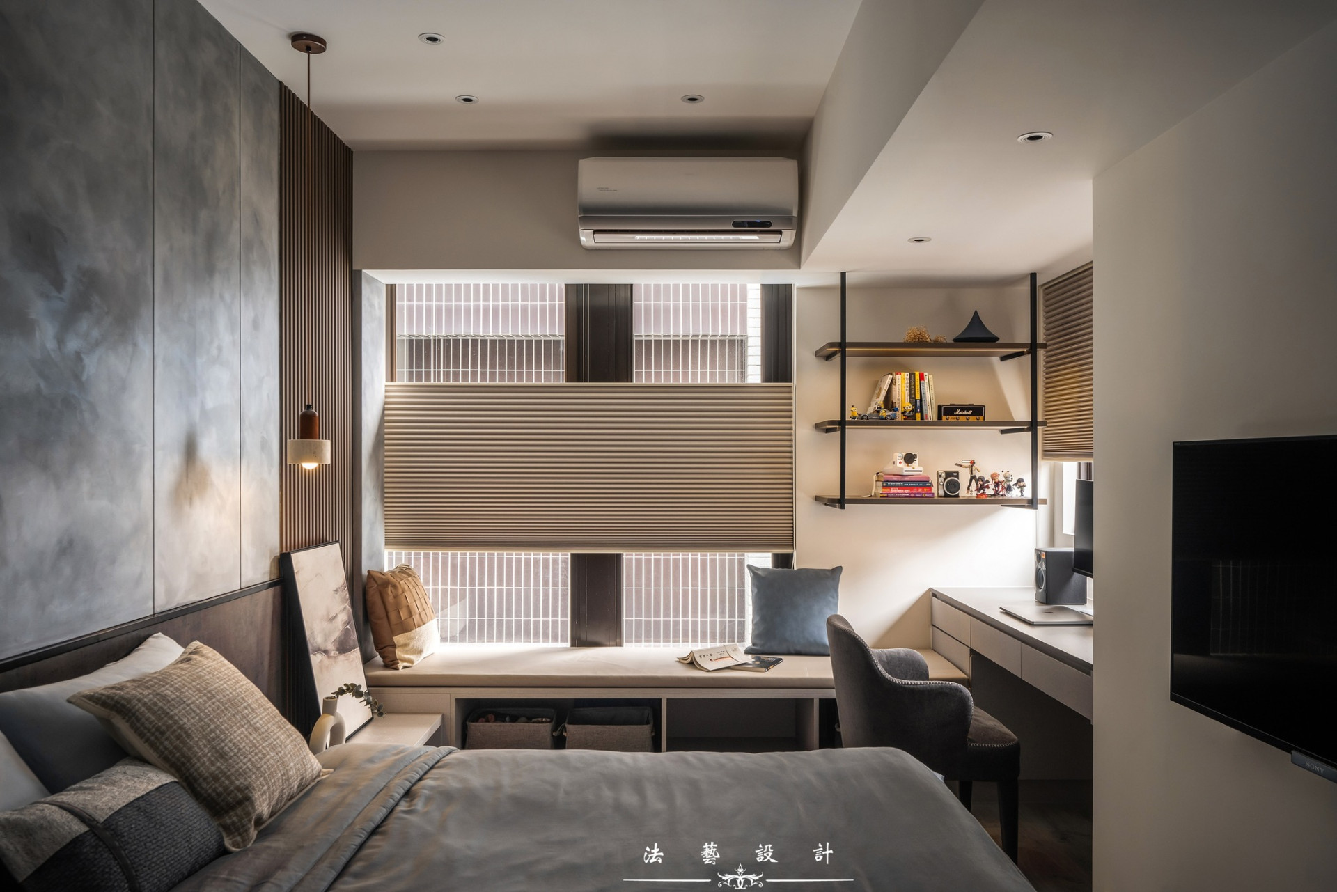 四樓規劃為哥哥與弟弟的房間，哥哥喜歡內斂沉穩的深色系，因此在床頭以灰色藝術塗料搭配深咖啡色系統板營造安定、成熟的休憩氛圍。