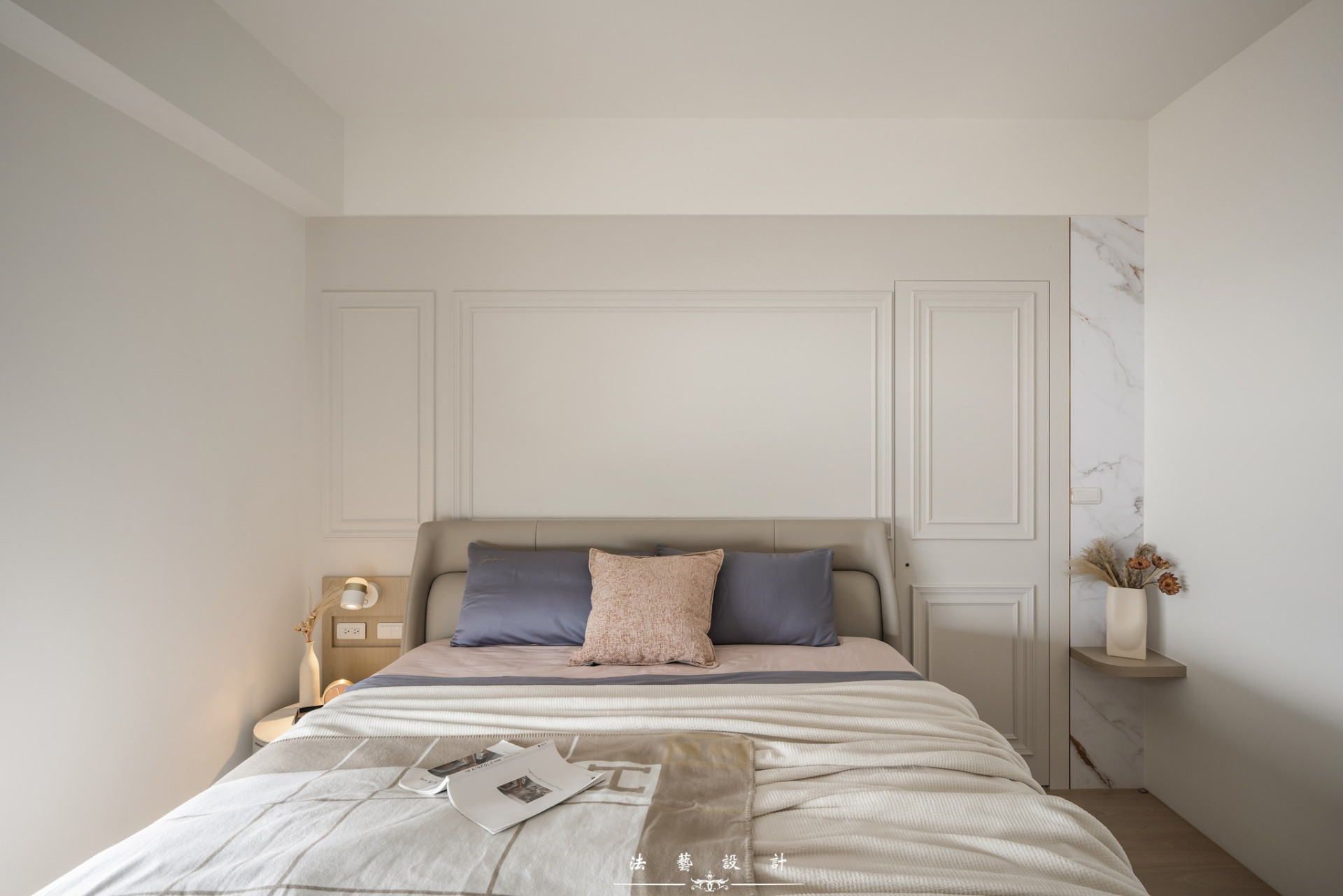 建商原始的格局，主臥床頭就是衛浴，而且還是蟑螂色的門！我們設計成奶油色的隱藏門，除了添加女屋主喜歡的美式線板元素，還在牆面最右側以金屬面與石紋搭配撞色增加層次感，讓整體牆面更美觀更舒服。