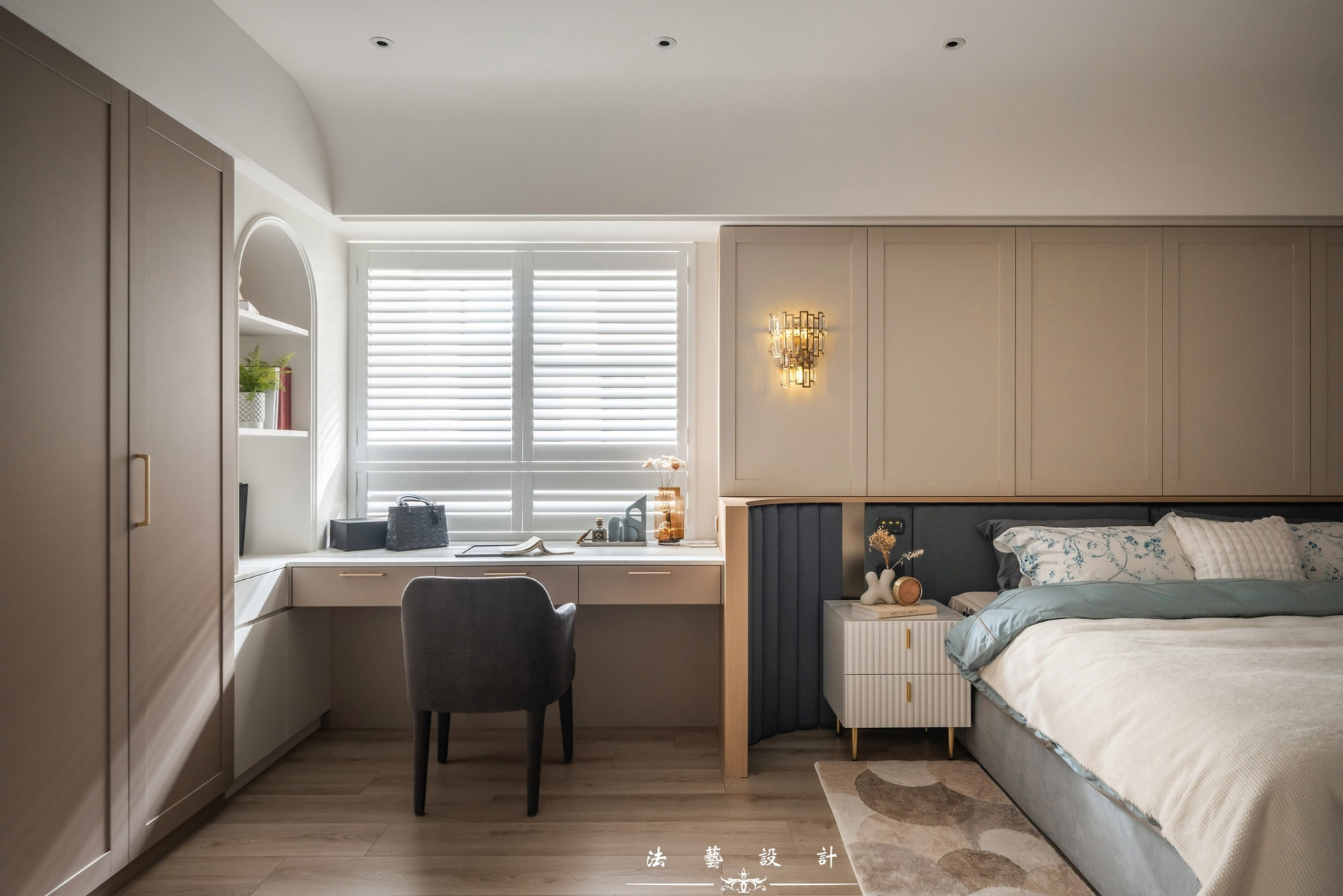 三樓是屋主夫妻規劃的主臥空間，因屋主偶爾會有在家辦公的需求，在床旁邊規劃一個小型書桌，可以看書或辦公。另一側還有女生最愛的規劃步入式更衣間，讓生活機能更加完整、有條不紊。
