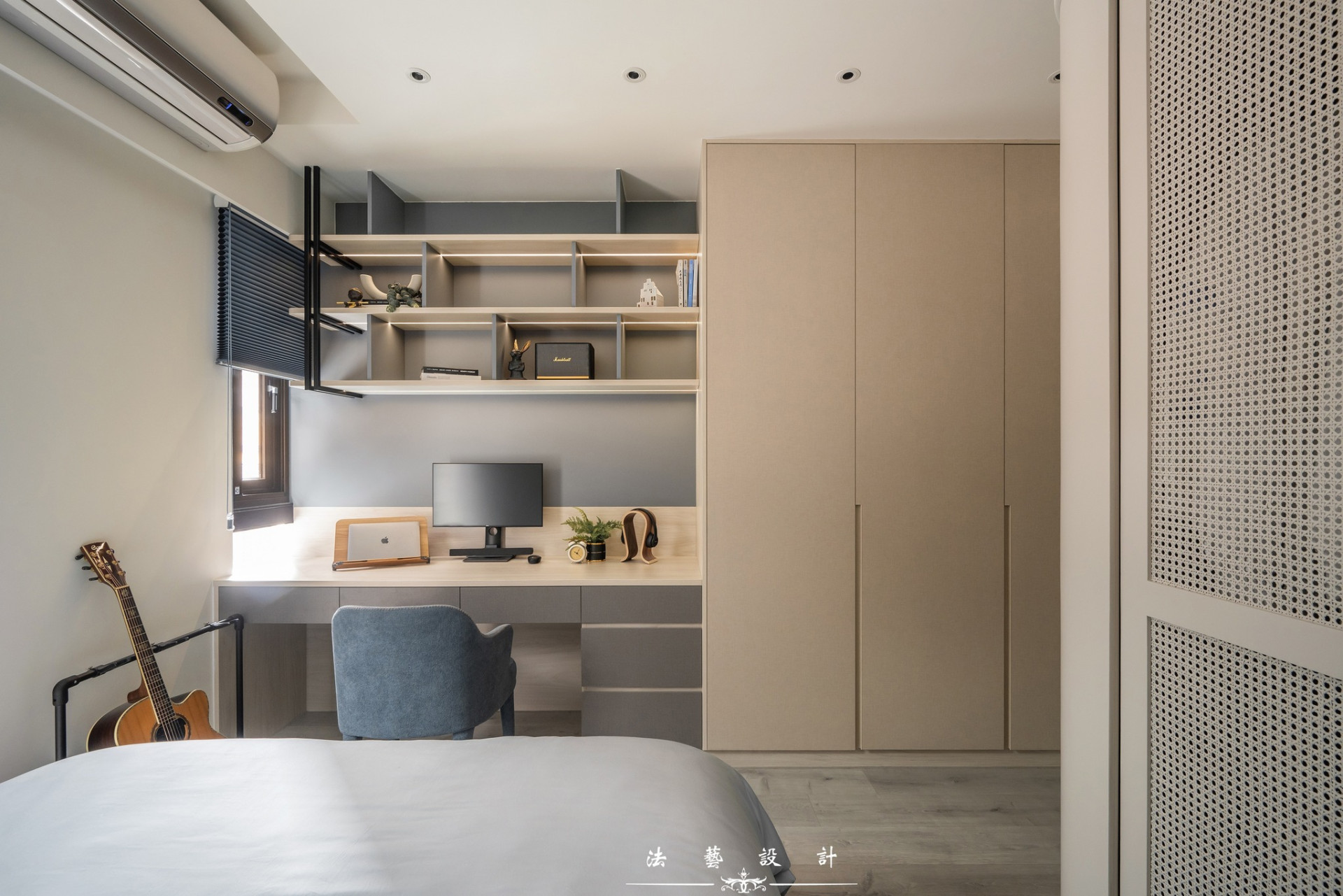 弟弟喜歡明亮、活潑的淺藍色系，因此整體以藍色為主軸，搭配米色與白色為輔色，將藍色襯托出來，更顯得清新與柔和，弧形櫃體結合藤編櫃門的設計，不僅線條圓潤，也增添通透感與溫潤氣息。