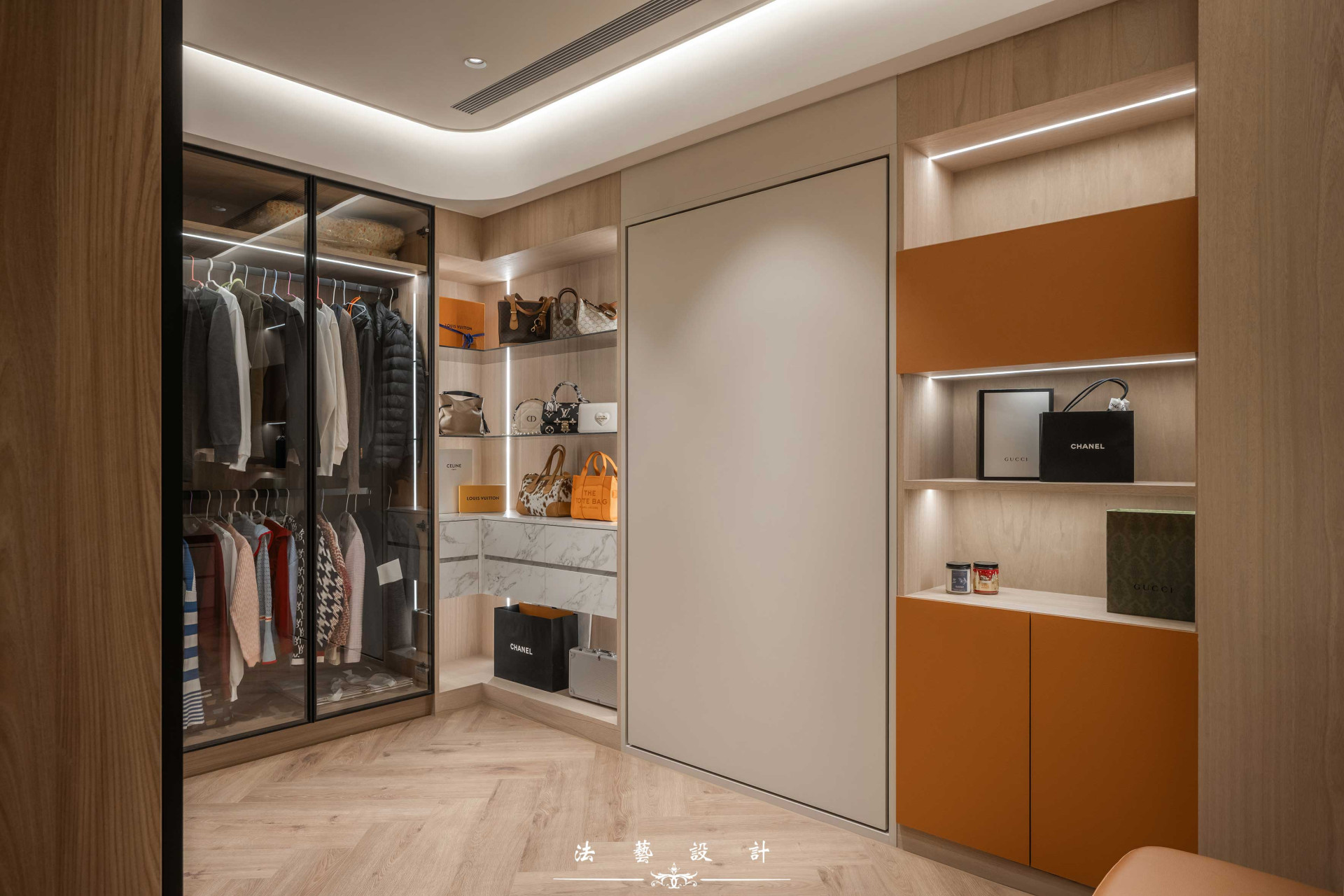 女屋主最愛的步入式更衣間，以高級VIP室為概念，運用愛馬仕橘皮革、白色皮革、木紋與大理石紋等異材質來拼接與撞色，打造精品級質感與專屬儀式感，讓每次更衣都能覺得被禮遇。