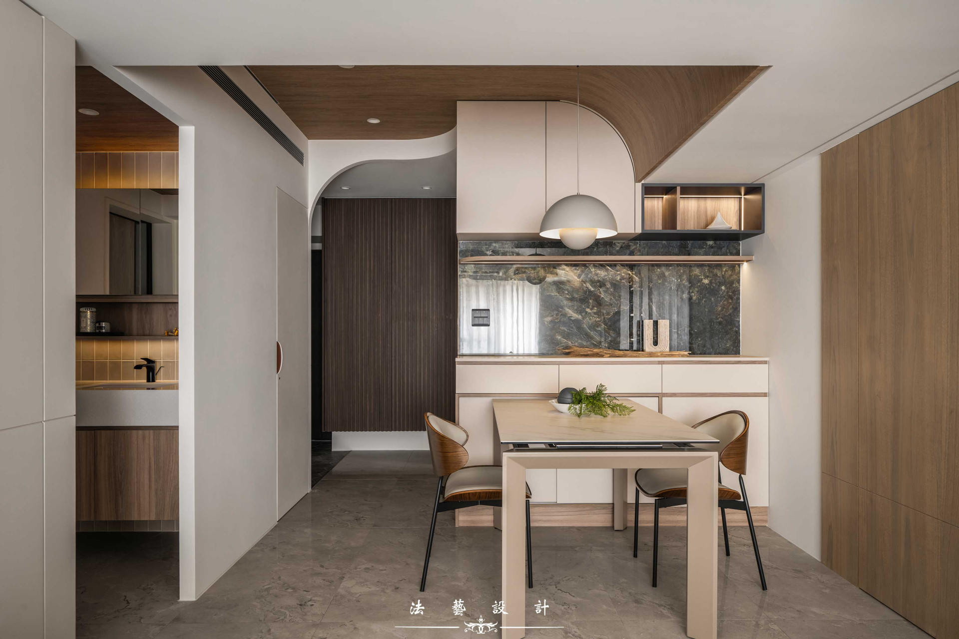 老屋樑柱過低，用弧形木紋半莫比烏斯環修飾，弱化壓迫感，增添柔和線條與溫暖木質感。