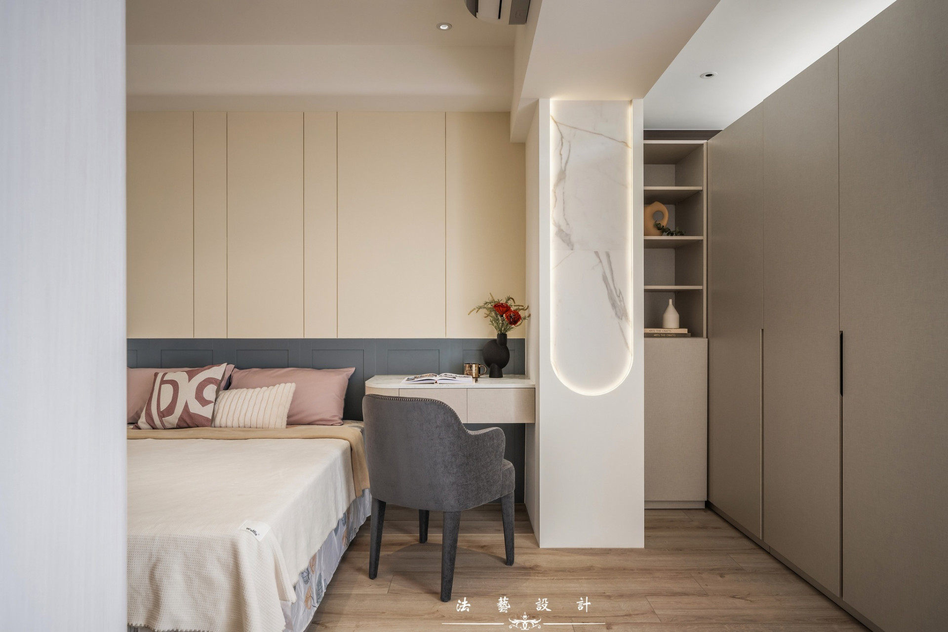 五樓是孝親房，爺爺奶奶有自己獨立的衛浴空間與休憩空間，兼顧生活機能與使用上的便利性。整體配色也是以淺色為主，並搭配與整體風格呼應的石紋元素，營造安定、舒適與放鬆的氛圍。