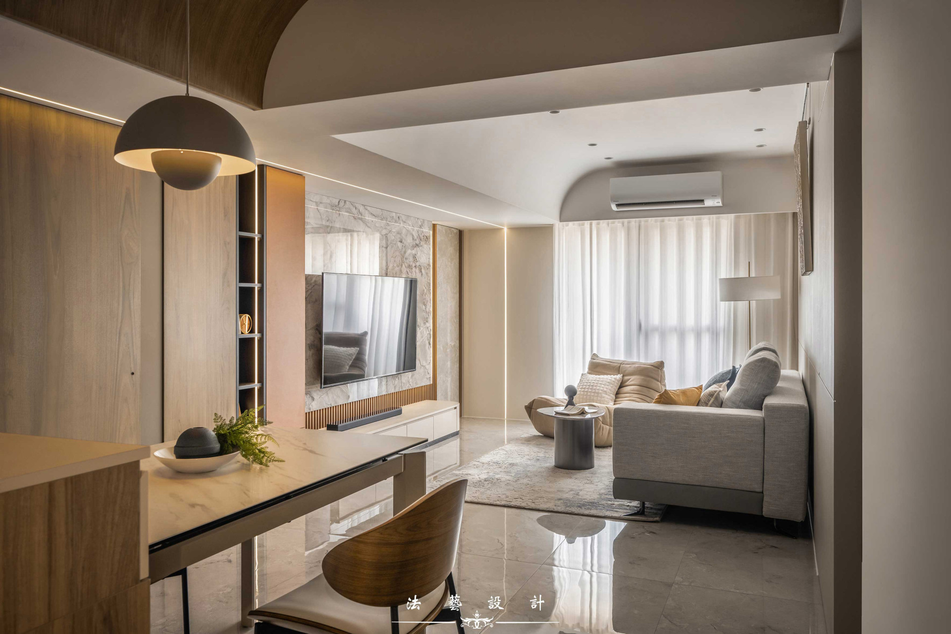 拆掉原始會議室格局，空間重新開放，讓陽台自然光灑入客廳，提升明亮度與開闊感。