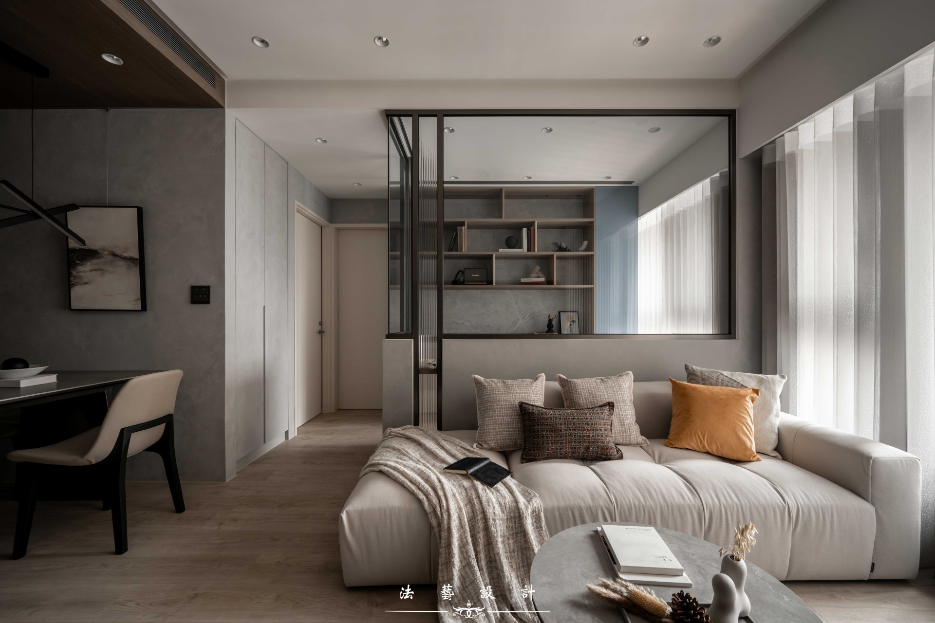 整體空間以灰色調搭配莫蘭迪藍作為風格主軸，低彩度的色彩讓視覺更加沉穩放鬆，也為小坪數空間保留清爽不壓迫的感受。